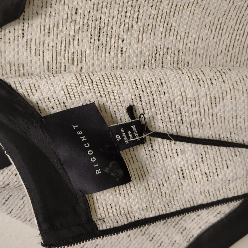 the Ricochet Klee Dress - Full Rear Zip - Flirty & Work Appropriate - Academia - Picture 11 of 16